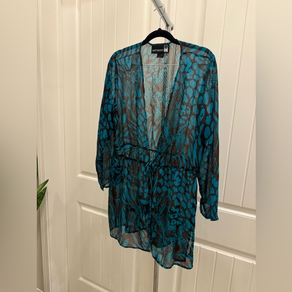 Antthony tunic features - Picture 4 of 10